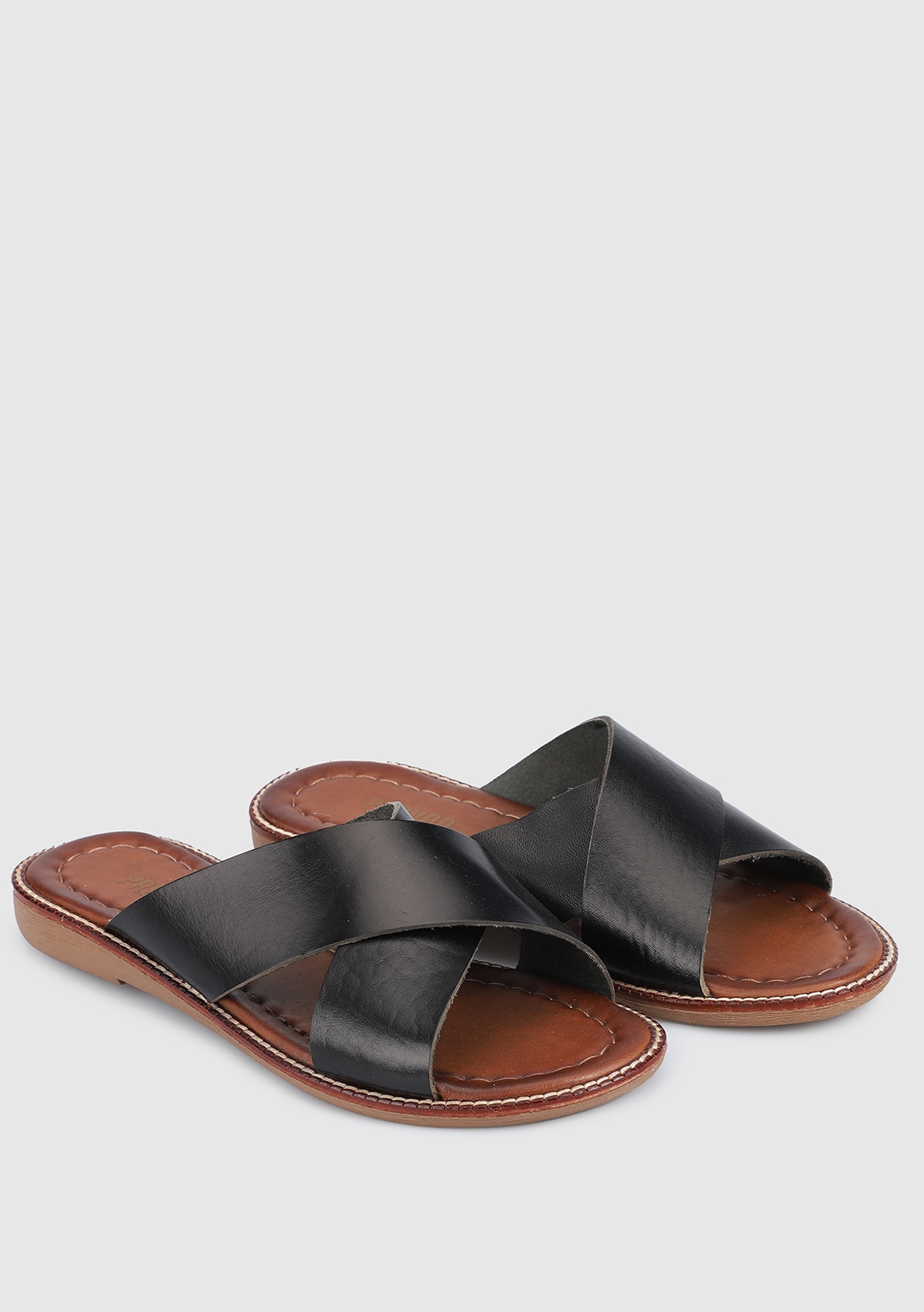 Siyah Deri Kadın Terlik