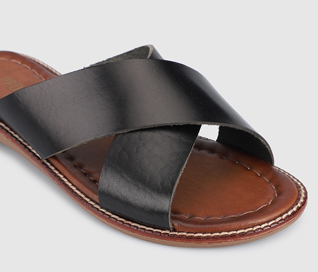 Siyah Deri Kadın Terlik