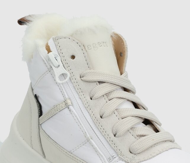 Beyaz Kadın Outdoor Bot