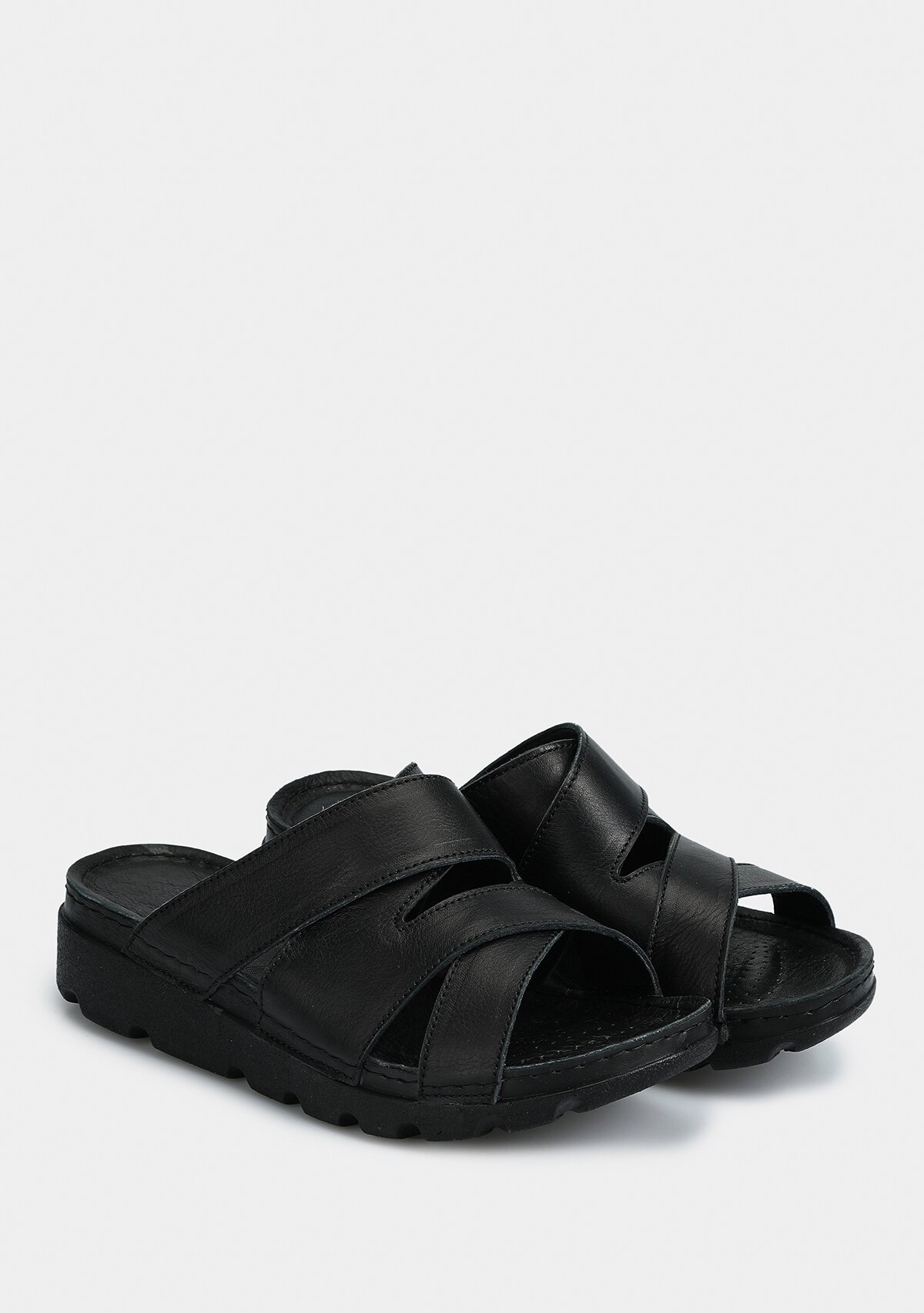 Siyah Deri Kadın Terlik