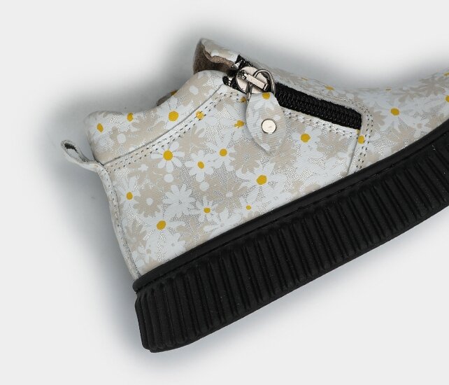 Beyaz Deri Kız Çocuk Bot