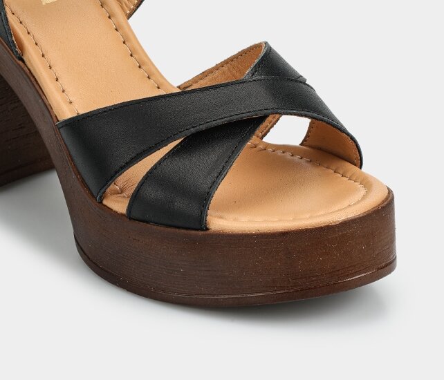 Siyah Deri Kadın Topuklu Sandalet