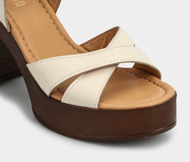 Ekru Deri Kadın Topuklu Sandalet