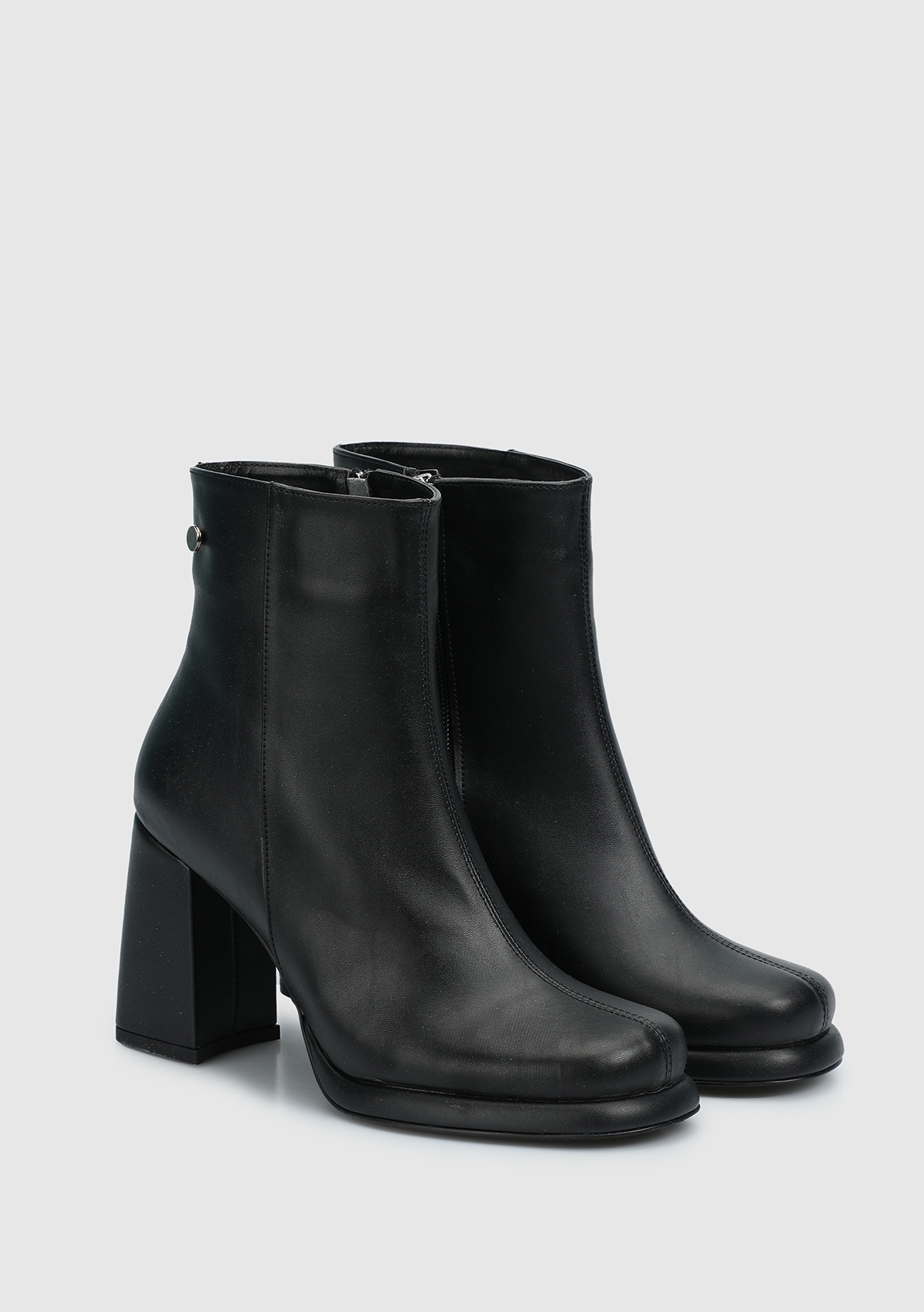 Siyah Kadın Bot - Görsel 3