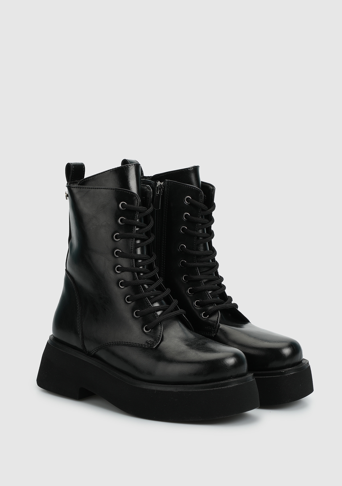 Siyah Kadın Bot - Görsel 3