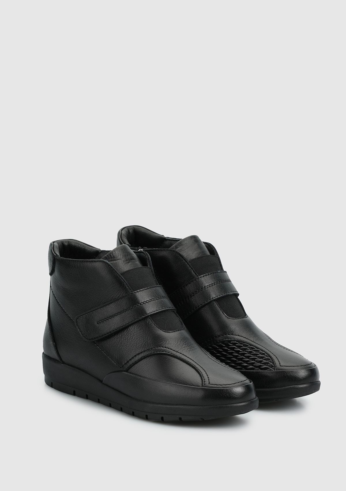 Siyah Deri Kadın Bot - Görsel 3