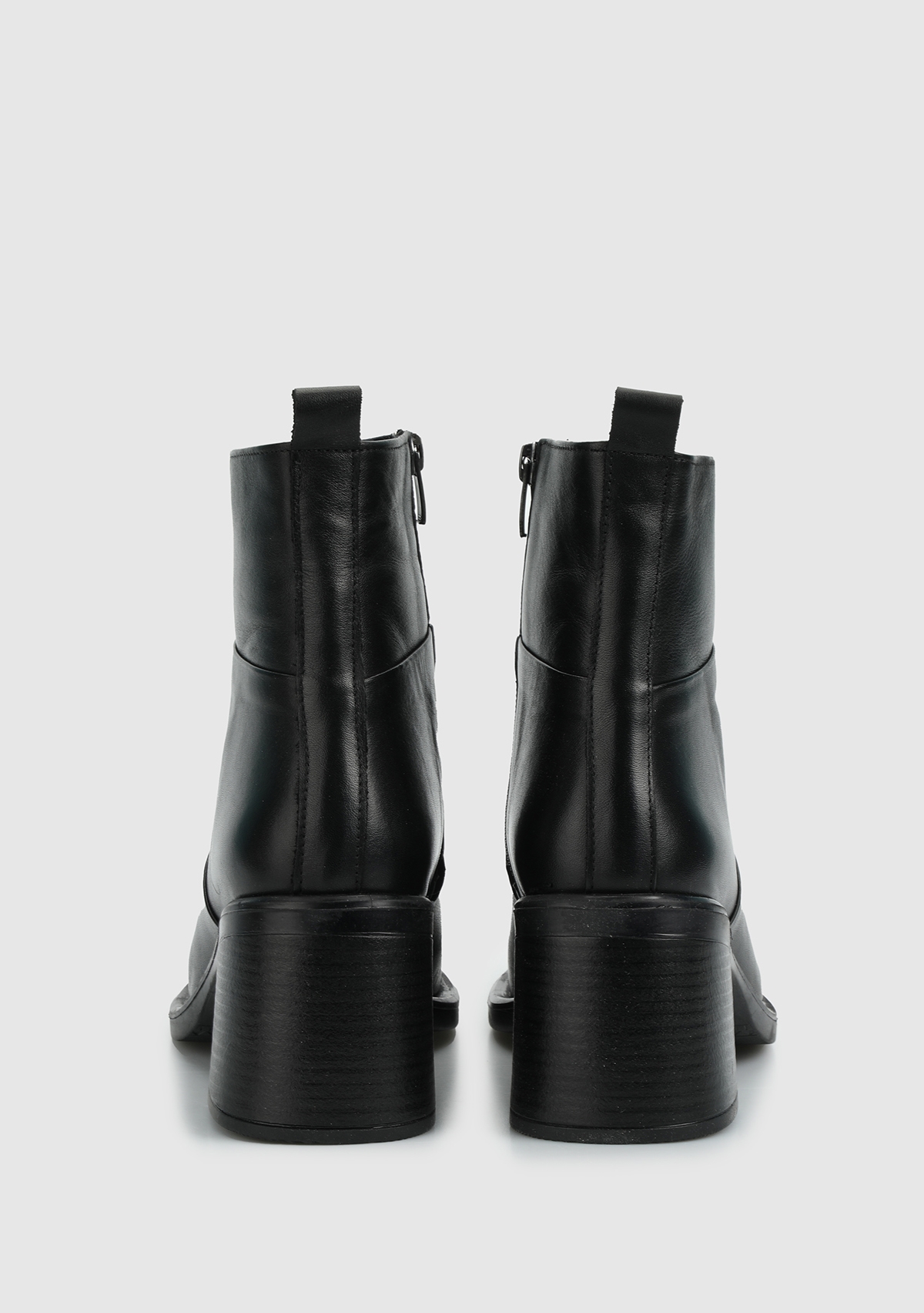 Siyah Deri Kadın Bot - Görsel 5