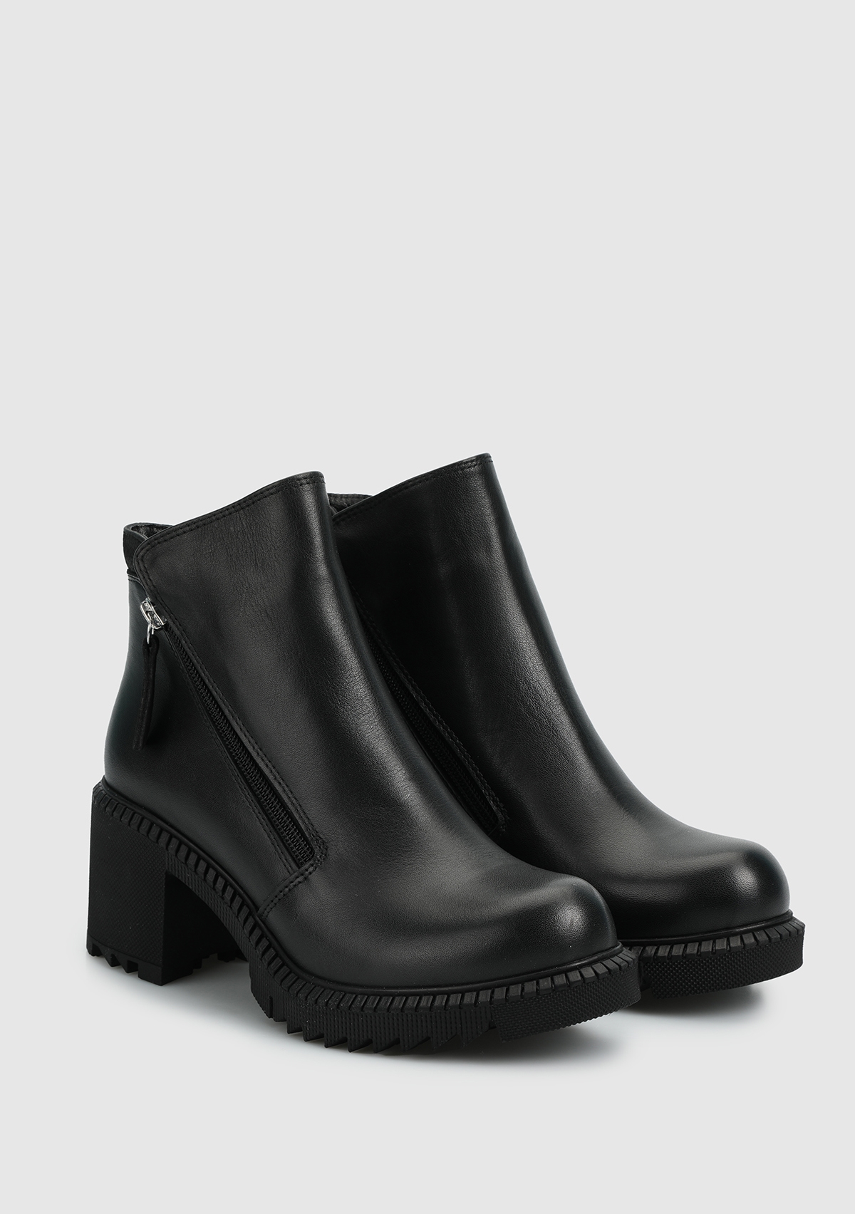 Siyah Deri Kadın Bot - Görsel 3