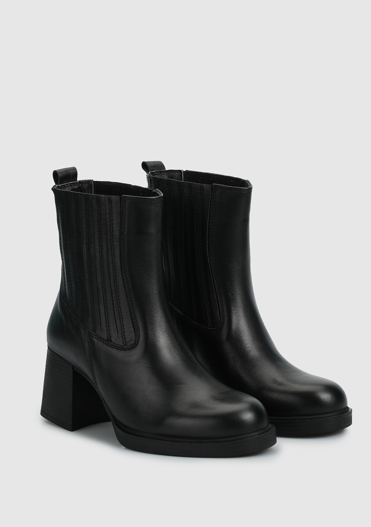 Siyah Deri Kadın Bot - Görsel 3
